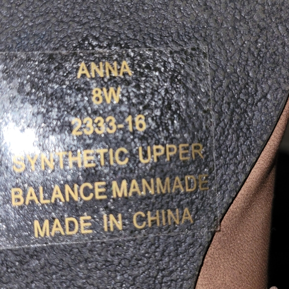 Avenue 8W Flats. NWT - Picture 3 of 3